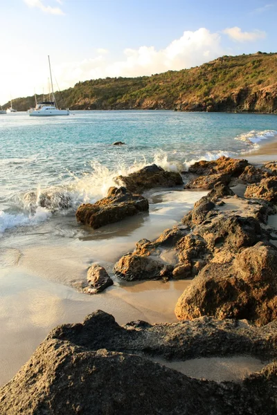 Karibiska solnedgång och segelbåtar — Stockfoto