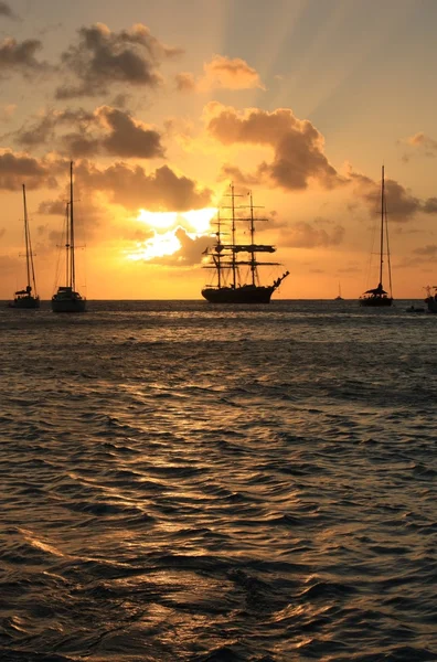 Apusul de soare din Caraibe și silueta navei și a ambarcațiunilor cu pânze — Fotografie, imagine de stoc