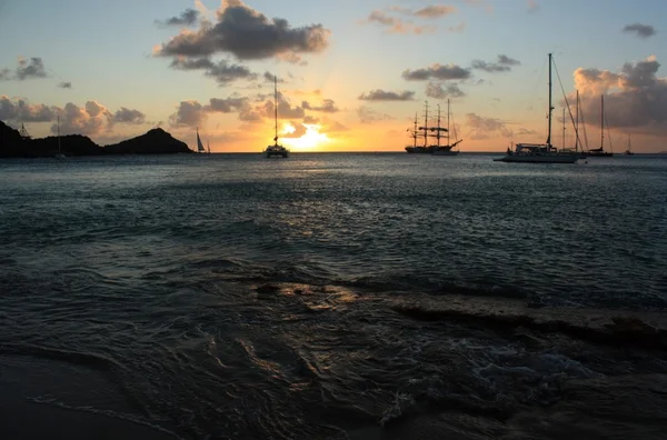 Карибський захід сонця і silhouett корабля і Вітрильники — стокове фото