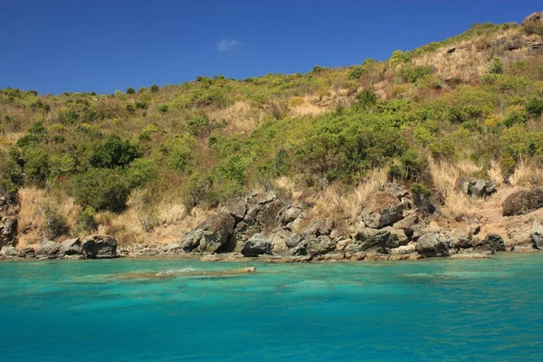 Čistou vodou a ostrov v Karibiku — Stock fotografie