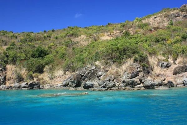 Agua clara e isla caribeña — Foto de Stock
