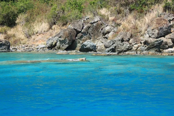澄んだ水とカリブ海の島 — ストック写真