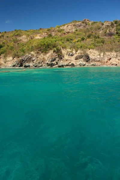 Águas límpidas e ilha do caribe — Fotografia de Stock