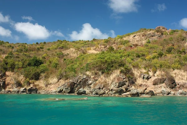 Чистая вода и Карибский остров — стоковое фото