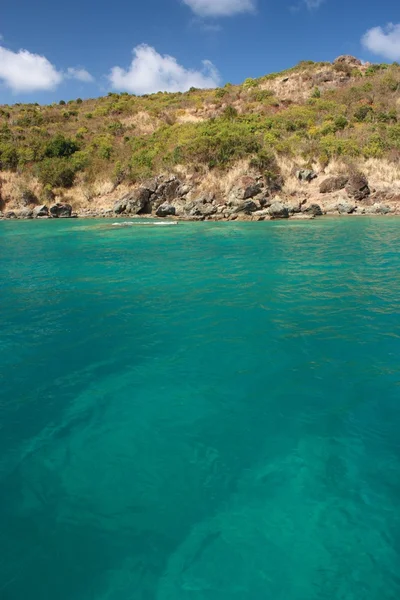 Καθαρά νερά και το νησί της Καραϊβικής — Φωτογραφία Αρχείου