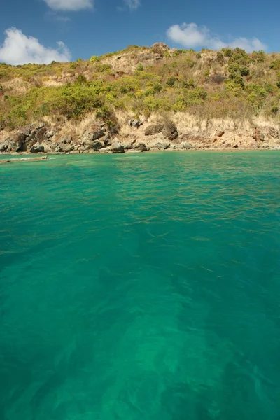 Acqua limpida e isola caraibica — Foto Stock