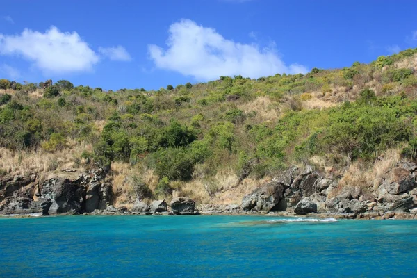 Agua clara e isla caribeña — Foto de Stock