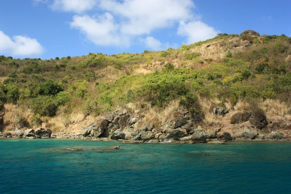 Tiszta víz és a karibi szigeten — Stock Fotó