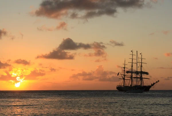 Karaiby zachód słońca i silhouett statków i łodzi Zdjęcie Stockowe
