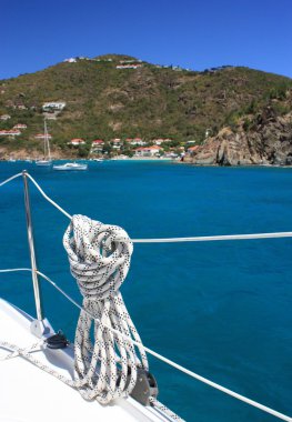 Deniz ip yelkenli üzerinde asılı
