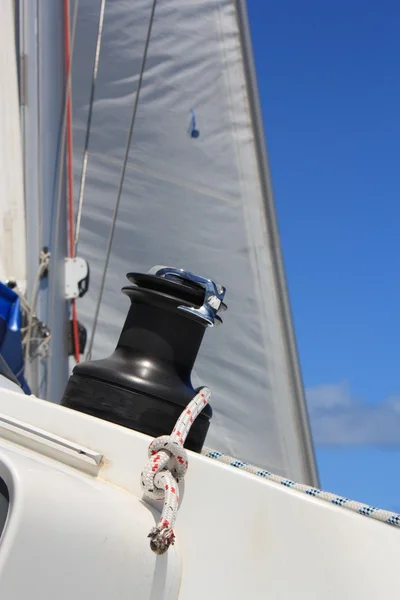 Winch y cuerda en velero —  Fotos de Stock