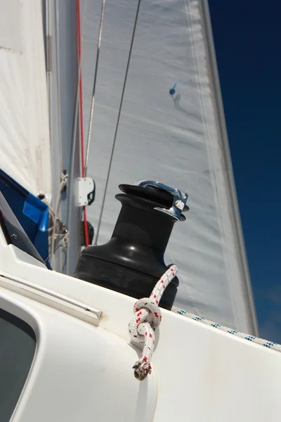 Seilwinde und Seil auf Segelboot — Stockfoto