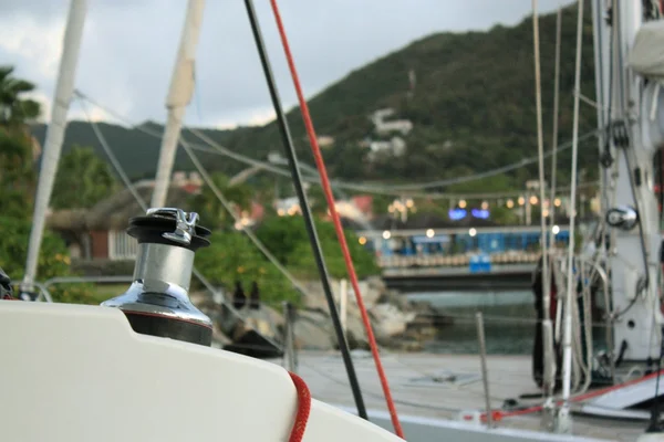 Лебідка і мотузка на вітрильному човні — стокове фото