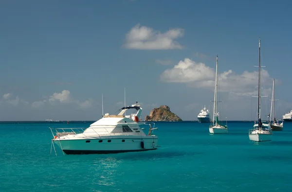 Helder water, Caribische eiland, jachten en boten — Stockfoto