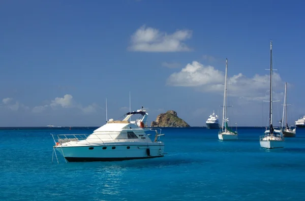 Água limpa, ilha do caribe, iates e barcos — Fotografia de Stock