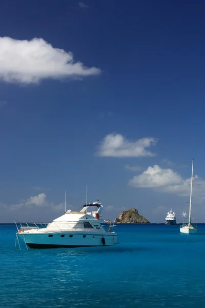 Klart vand, caribbean island, lystbåde og både - Stock-foto
