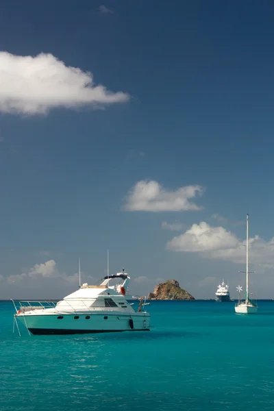 Tiszta víz, Karib-szigetek, jachtok és hajók — Stock Fotó