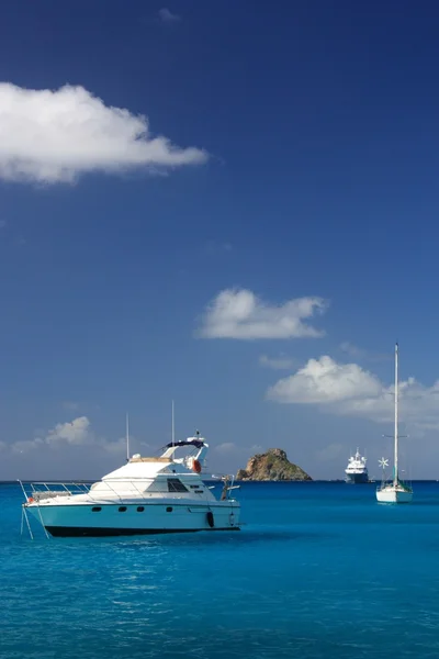Agua clara, isla caribeña, yates y barcos —  Fotos de Stock