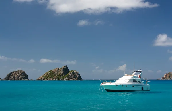 stock image Clear water, caribbean island, yachts and boats