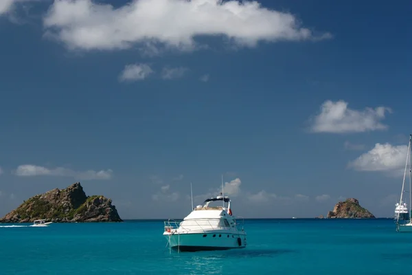 stock image Clear water, caribbean island, yachts and boats