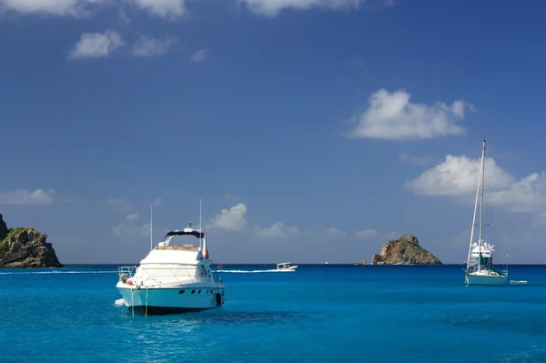 Czysta woda, Wyspy Karaibskie, jachty i łodzie — Zdjęcie stockowe