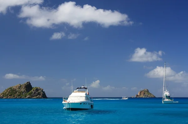 Czysta woda, Wyspy Karaibskie, jachty i łodzie — Zdjęcie stockowe
