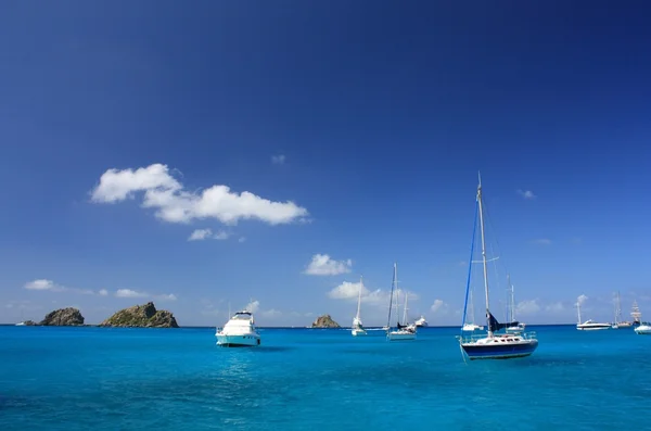 Agua clara, isla caribeña, yates y barcos — Foto de Stock