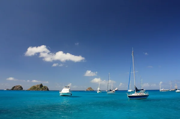 清澈的水、 加勒比岛屿、 游艇和小船 — 图库照片