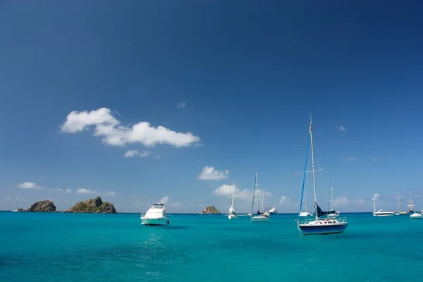 Água limpa, ilha do caribe, iates e barcos — Fotografia de Stock
