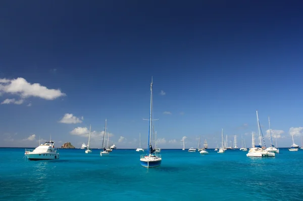 Klares Wasser, Karibik-Insel, Yachten und Boote — Stockfoto