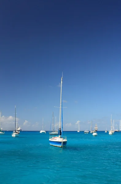 澄んだ水、ヨットやボート — ストック写真