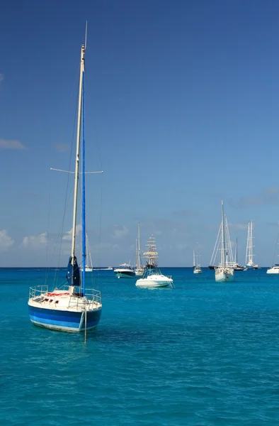 Čistá voda, jachty a čluny — Stock fotografie