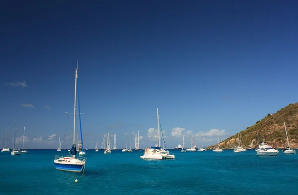 Clear water, caribbean island, yachts and boats — Stock Photo, Image
