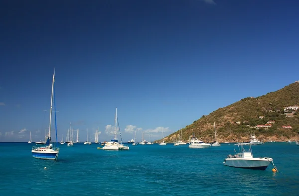 澄んだ水、カリブ海の島のヨットやボート — ストック写真