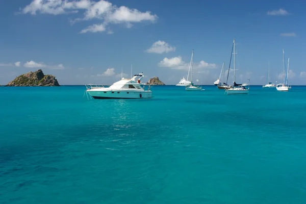 맑은 물, 카리브해 섬, 요트 및 보트 — 스톡 사진