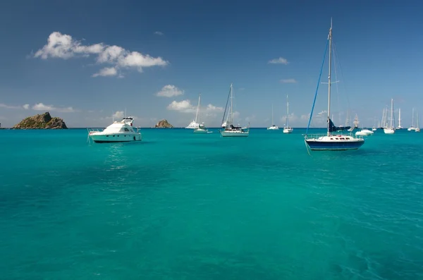 澄んだ水、カリブ海の島のヨットやボート — ストック写真