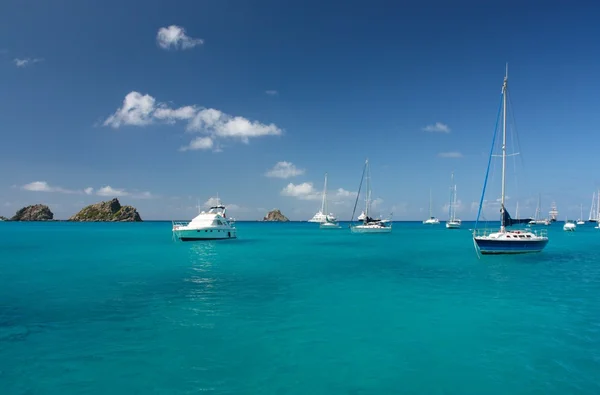 Čistá voda, ostrov v Karibiku, jachty a čluny — Stock fotografie
