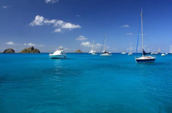 Καθαρό νερό, νησί της Καραϊβικής, σκάφη και σκάφη — Φωτογραφία Αρχείου