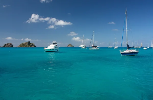 Čistá voda, ostrov v Karibiku, jachty a čluny — Stock fotografie