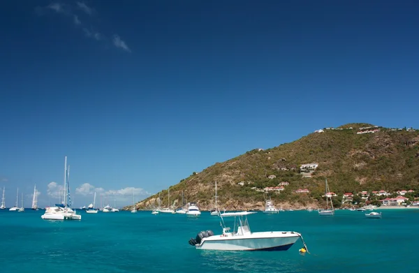 Καθαρό νερό, νησί της Καραϊβικής, σκάφη και σκάφη — Φωτογραφία Αρχείου
