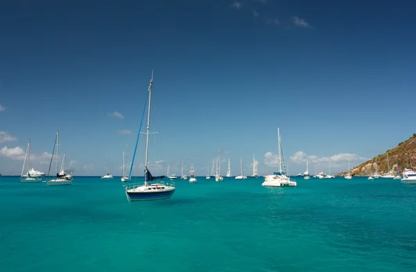 清澈的水、 加勒比岛屿、 游艇和小船 — 图库照片