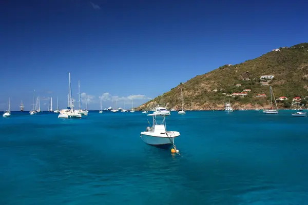 Air jernih, pulau Karibia, kapal pesiar dan perahu — Stok Foto