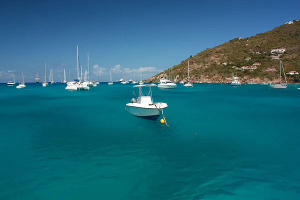 Acqua limpida, isola di caraibi, yacht e barche — Foto Stock