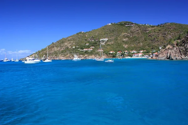 Acqua limpida, isola di caraibi, yacht e barche — Foto Stock