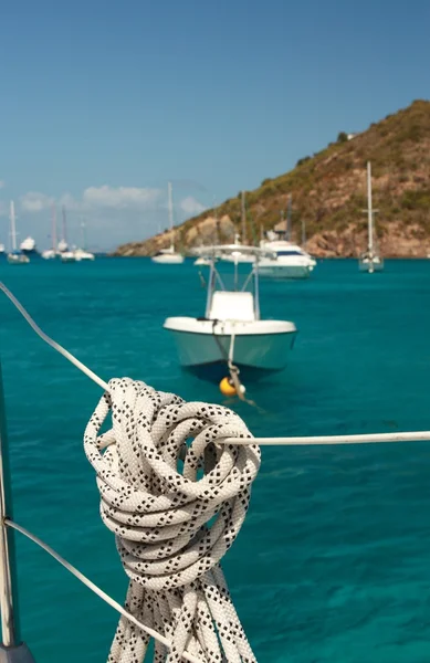 航海のロープ、ヨットに掛かっています。 — ストック写真