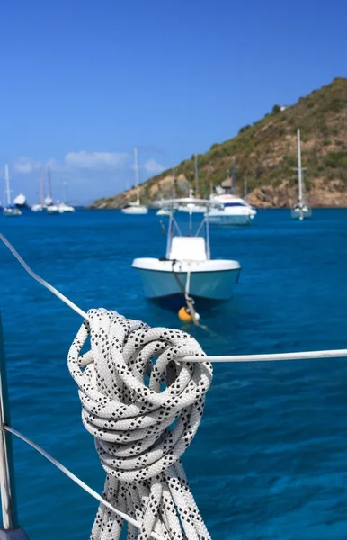 航海绳索挂在帆船上 — 图库照片