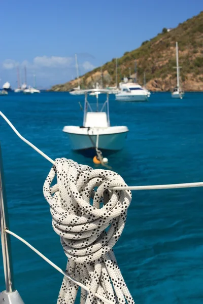 航海绳索挂在帆船上 — 图库照片
