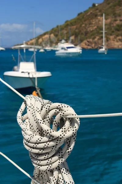 Námořní lana, které visí na plachetnice — Stock fotografie