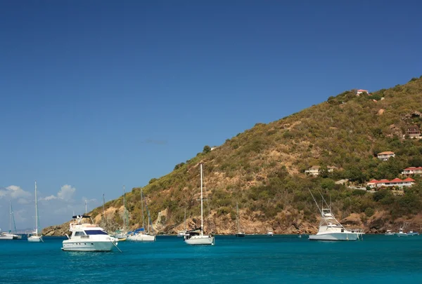 Air jernih, pulau Karibia, kapal pesiar dan perahu — Stok Foto