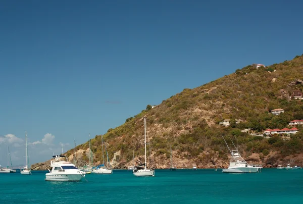 Чистая вода, Карибский остров, яхты и лодки — стоковое фото